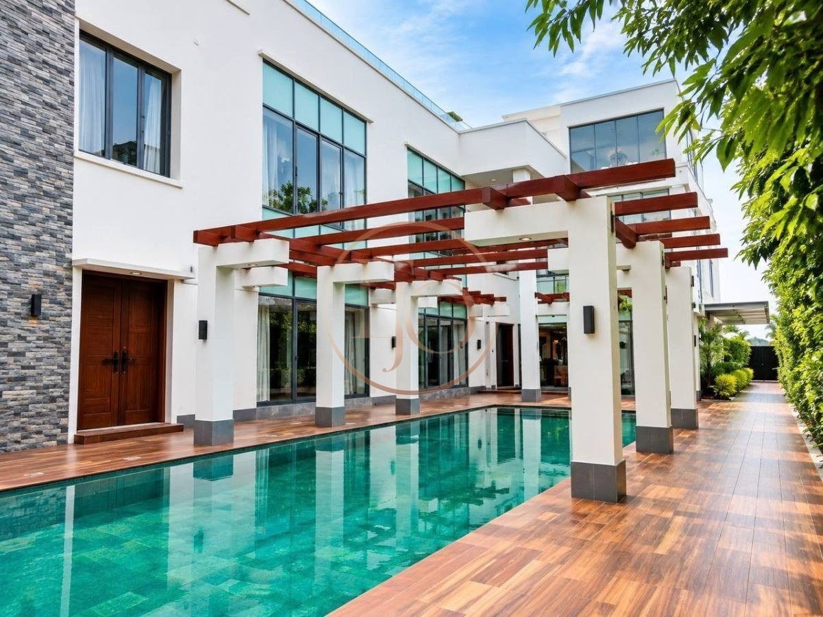 Swimming pool and pergola of the 8 bedroom house for sale in Pinnock Beach Estate, Lekki