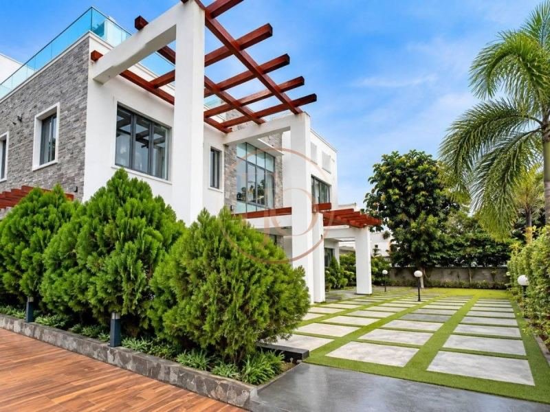 Entrance pergola and garden walkway, 8 bedroom house for sale in Lekki